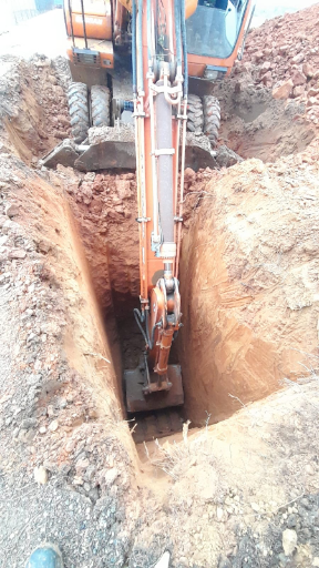 Zanja realizada por excavadora para realizar pozo por al proyectos medioambientales