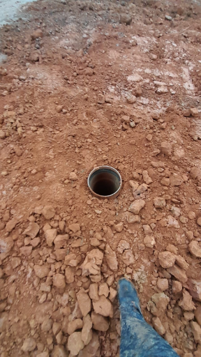 Tubo salida de agua subterránea tapado con arena en la superficie